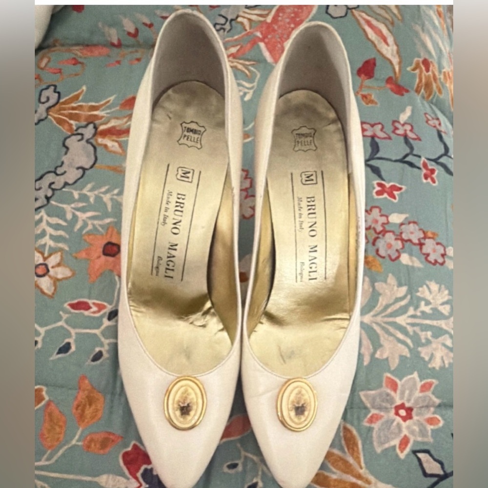 Vintage Bruno Magli Women's Cream Heels with Gold Accent